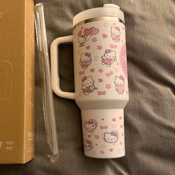 Stanley × Hello Kitty The FlowState Quencher H2.0 40oz (1.18L) tumbler | NEW - Picture 6 of 10